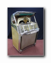 Juke Box Wurlitzer 2104 de 1957. Le model économique 104 sélect 45 trs sans les pages tournantes. c'est une bonne option pour rentrer sur le marché du jukebox par la Gdre porte. A prix égal préférez-lui le model 1900 de 1956