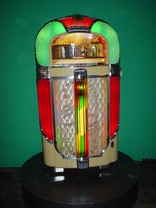 Jukebox Rock Ola 1428.  Appelé le sarcophage pour son design et ses couleurs