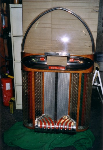 jukebox Wurlitzer 1100 de 1949 : Juekbox-France vous propose une qualité de restauration professionnelle. La porte avant