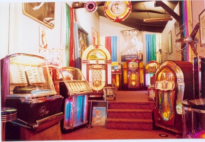 Les gdres marques Américaines Wurlitzer, Rock-Ola, se disputent les planches du célèbre magasin Jukebox-Café: le temple du jukebox pendant une décennie.