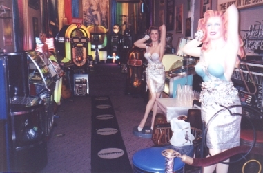 Large choix de jukeboxes de collection Rock-Ola, Wurlitzer, Ami au Jukebox-Café des grandes années 1989-1990 et le Wurlitzer OMT 45 trs