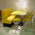 Tables, chaises : mobilier 50's. Luminaire design. Nous Contacter pour un devis