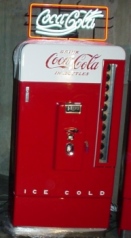 Coca Cola vendo 110 (1957). Le poids lourd. Capacité 110 blls.